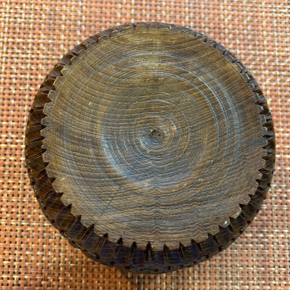 Hand carved and turned decorative wooden vase with round shape and curved lip. - Picture 3 of 5